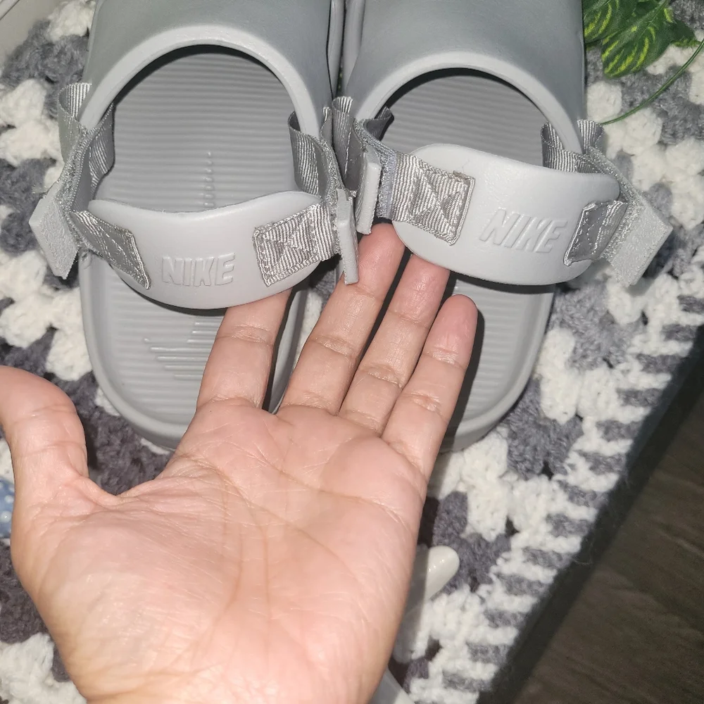 Nike Kids Light Gray Slip-On Shoes Size 7. Used Excelent Condition